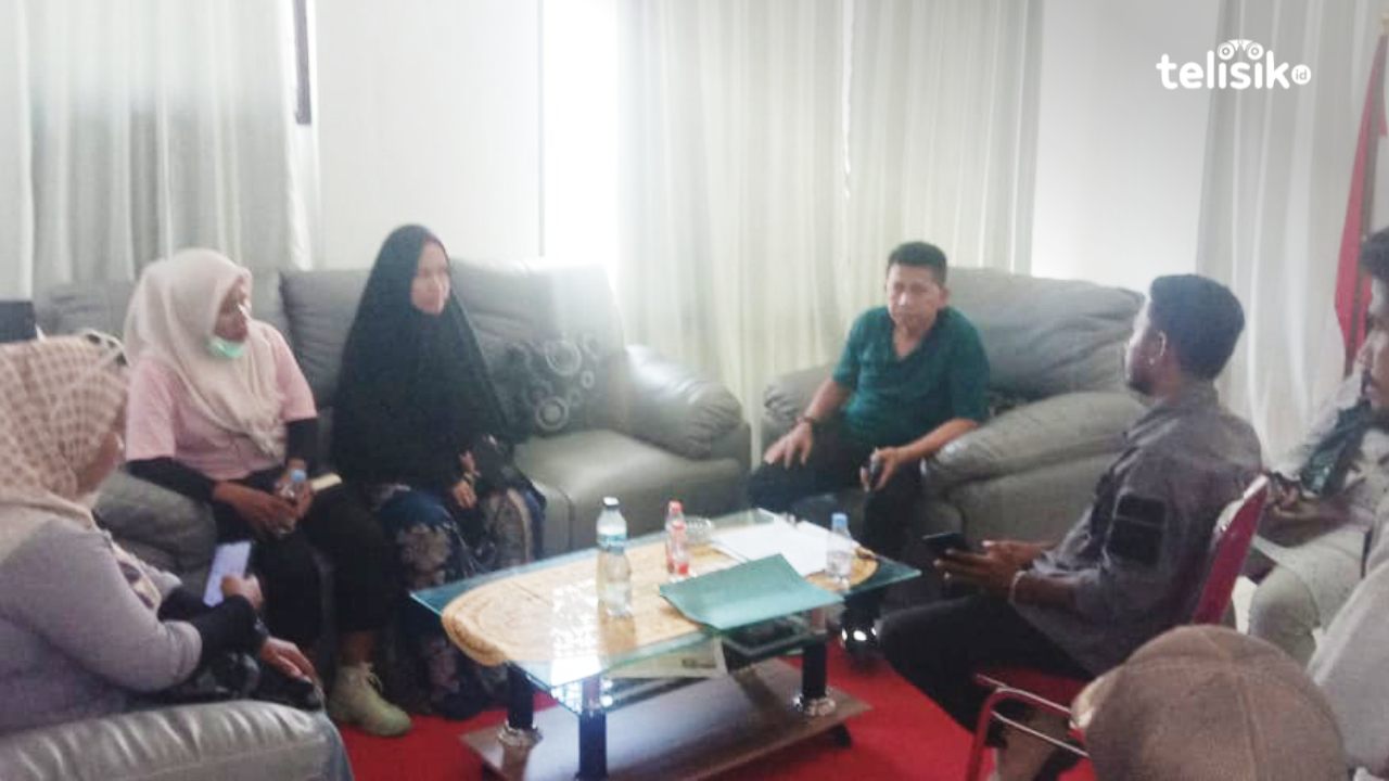 Warga Desa Matombura yang menolak penyelesaian perkara dugaan pencabulan anak dibawah umur yang dilakukan Kadesnya, La UG. Foto: Sunaryo/Telisik