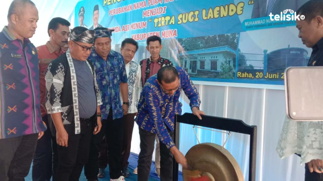 Sekda Muna, Eddy Uga bersama Direktur Perumda Air Minum Tirta Sugi Laende meresmikan perubahan nama. Foto: Sunaryo/Telisik