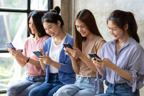 Untuk menambah keseruan, pengguna WhatsApp mengubah bentuk tulisan pada chat. Foto: Repro Istockphoto