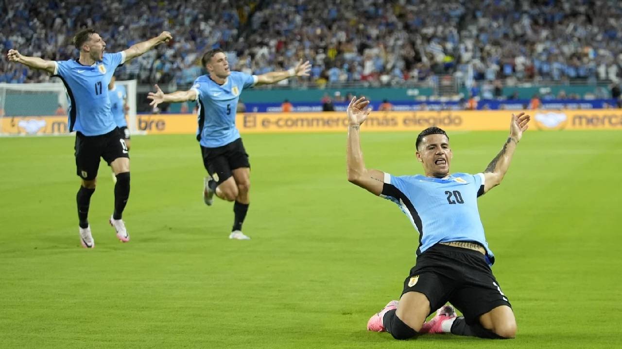 Pemain Uruguay, Maximiliano Araujo (kanan), berselebrasi usai membobol gawang Panama pada penyisihan Grup C Copa America 2024 di Miami Gardens, Senin (24/6/2024) pagi WIB. Foto: AP/Rebecca Blackwell