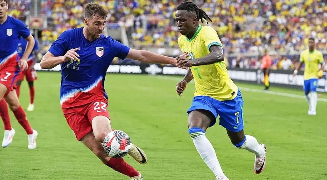 Vinicius Junior (kanan) menjadi tumpuan Brasil di lini depan saat ditantang Kosta Rika pada penyisihan Grup D Copa America 2024 di Stadion SoFi di Inglewood, California, Selasa (25/2024) pagi WIB. Foto: bvmsports.com