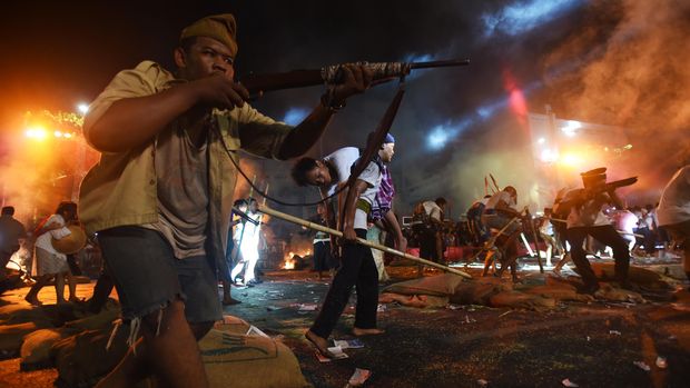 Aksi pejuang Indonesia melawan pasukan Inggris menggunakan senjata tradisional, pada pementasan drama kolosal. Foto: Rerpro antaranews.com