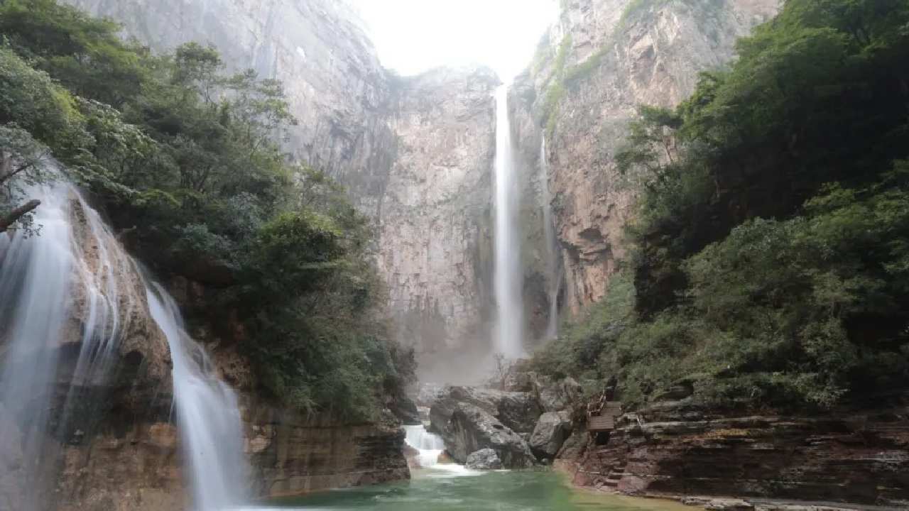 Air Terjun Gunung Yuntai disebut-sebut sebagai air terjun tertinggi tanpa gangguan di Tiongkok. Foto: Repro BBC News