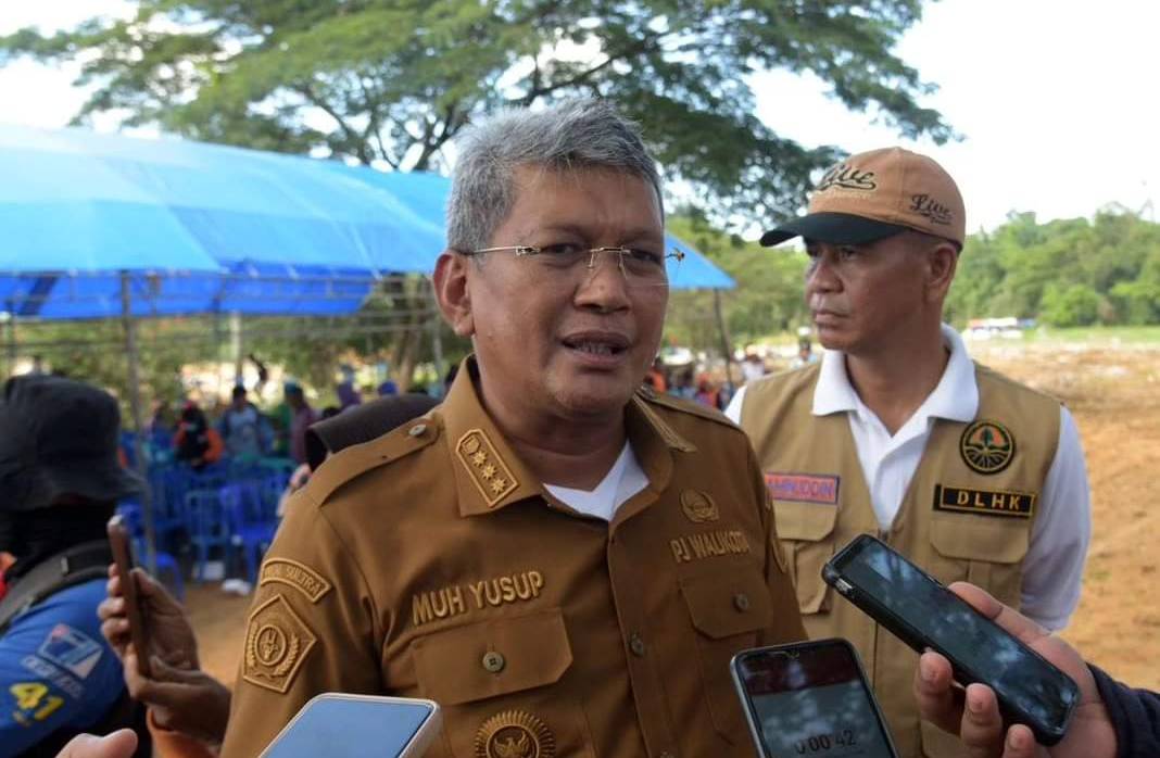 Pj wali kota mengapresiasi para petugas kebersihan, karena tanpa mereka Kota Kendari akan kumuh dan tidak sehat. Foto: Ist