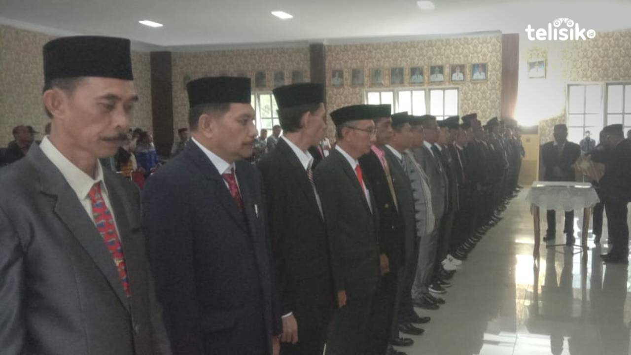 Plt Bupati Muna, Bachrun Labuta, mengukuhkan dan melantik pejabat esalon II. Foto: Sunaryo/Telisik