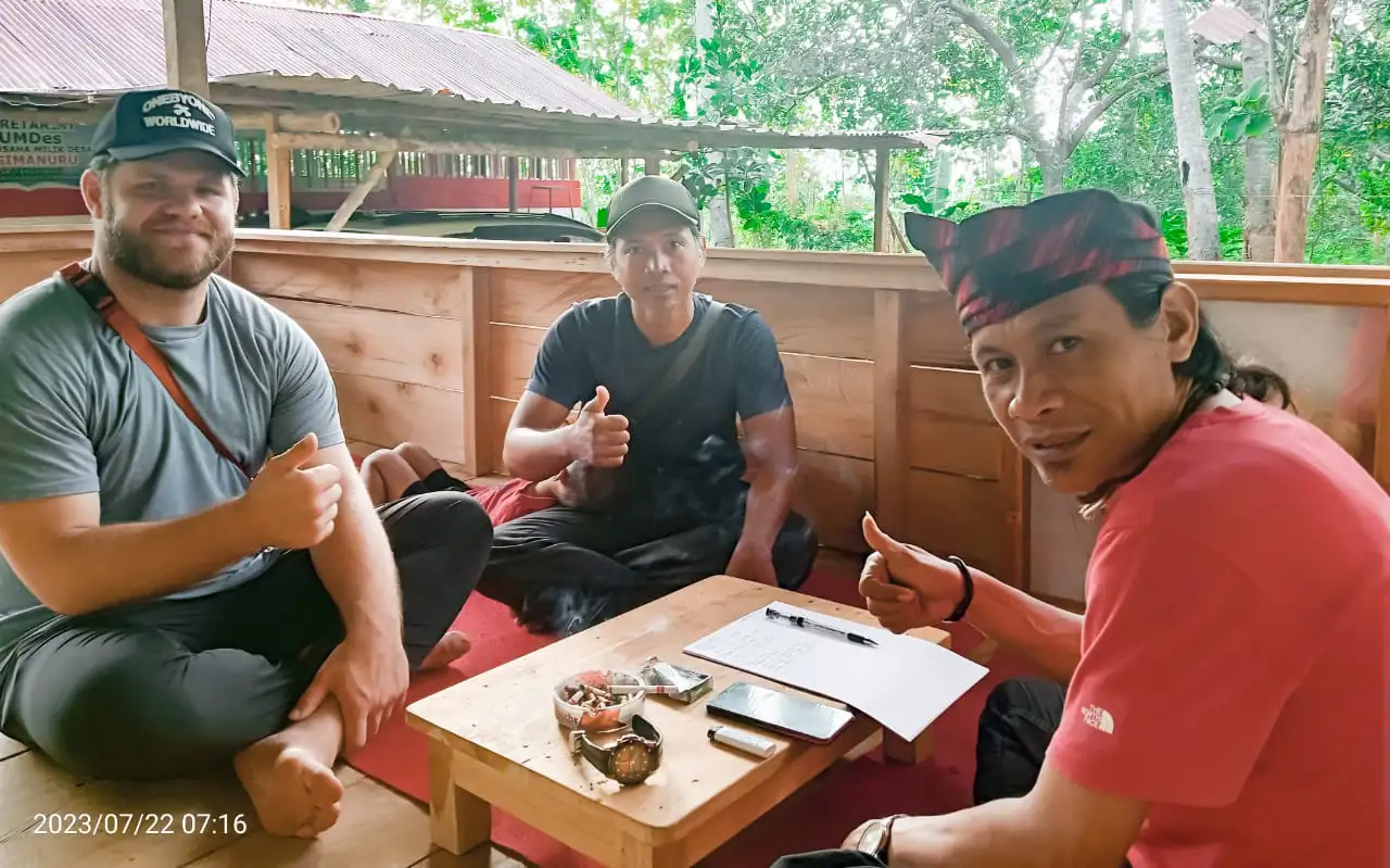Kades Liangkabori Muna, Farlin, bersama wisatawan mancanegara saat berkunjung di desanya. Foto: Ist.