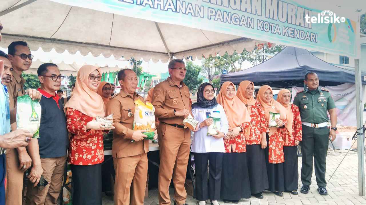 Muhammad Yusuf, Pj Walikota Kendari bersama Kadis Ketapang, Dharma Wanita Persatuan Kota Kendari pada saat Bazar Pangan Murah berlangsung. Foto : Siti Nabila/Telisik