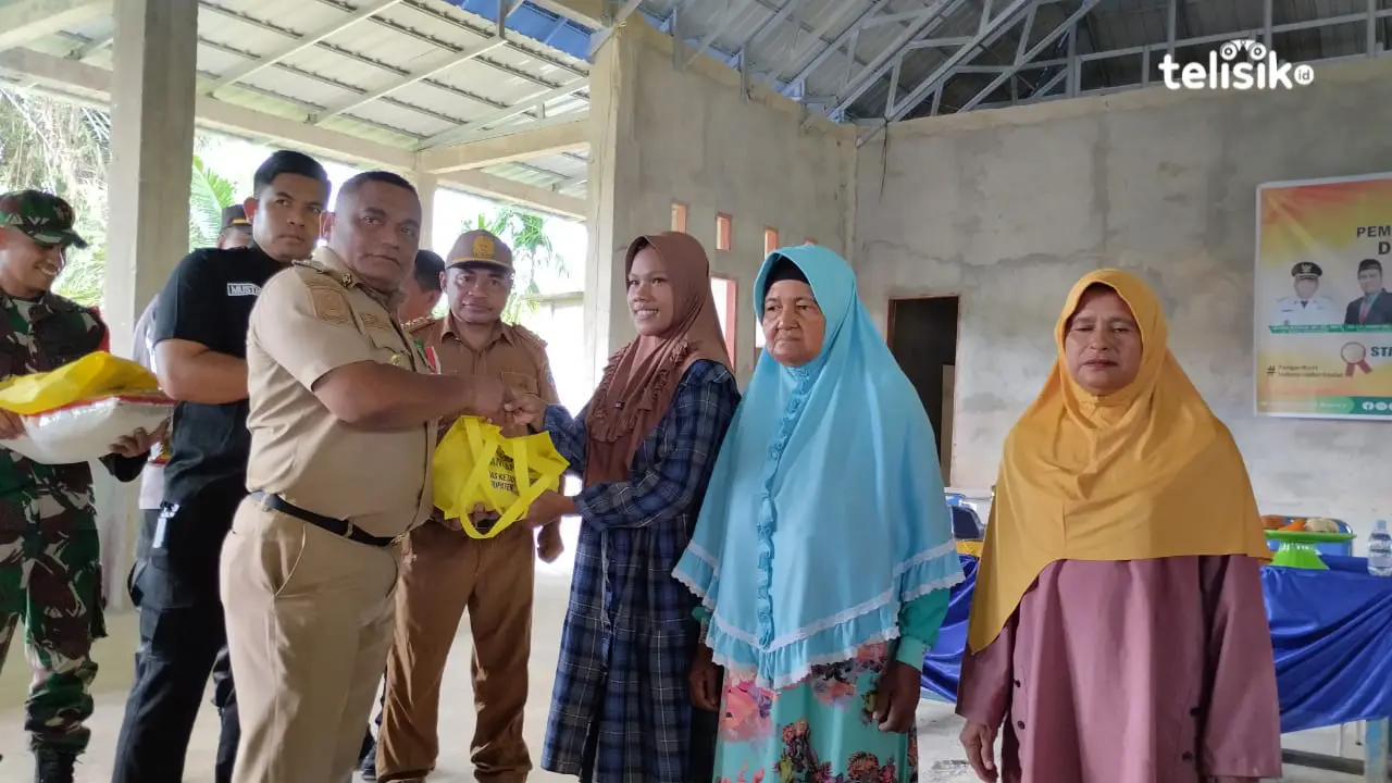 Pj Bupati Muna Barat, La Ode Butolo menyerahkan paket sembako bagi masyarakat. Foto: Putri Wulandari/Telisik
