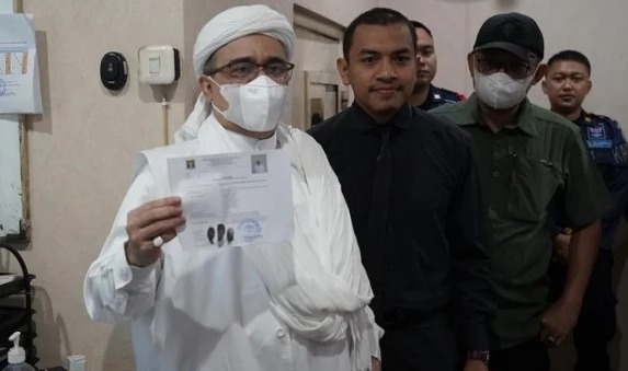 Habib Rizieq Shihab memperlihatkan surat bebas murni terhadap dirinya di Balai Pemasyarakatan Kelas I Jakarta Pusat, Senin (10/6/2024). Foto: Ist.