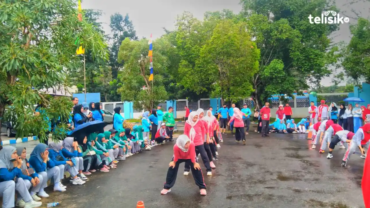 Antusias peserta dalam kegiatan Porseni guru se-Kota Kendari di pelataran kantor Dikbud Provinsi Sultra. Foto: Siti Nabila/Telisik