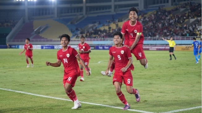Para pemain Timnas Indonesia U-16 saat berselebrasi setelah membobol gawang Singapura. Foto: Repro PSSI.org