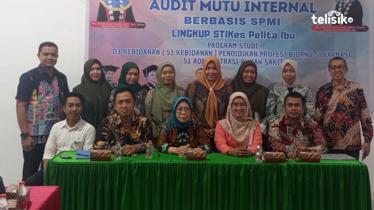 Foto bersama Pimpinan Stikes Pelita Ibu Kendari dan auditor mutu internal. Foto: Nur Fauzia/Telisik