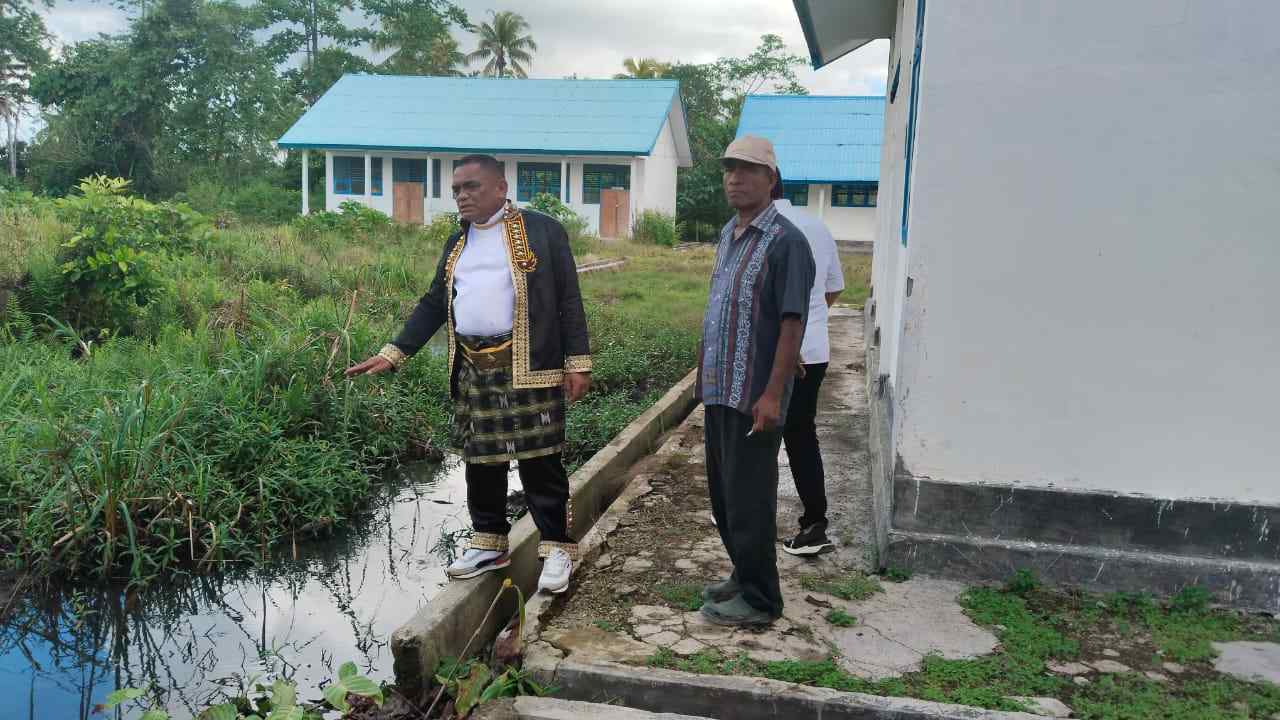 Tinjauan Pj Bupati Muna Barat di SMA Negeri 2 Sawerigadi yang kerap digenangi air saat musim hujan. Foto: Ist.