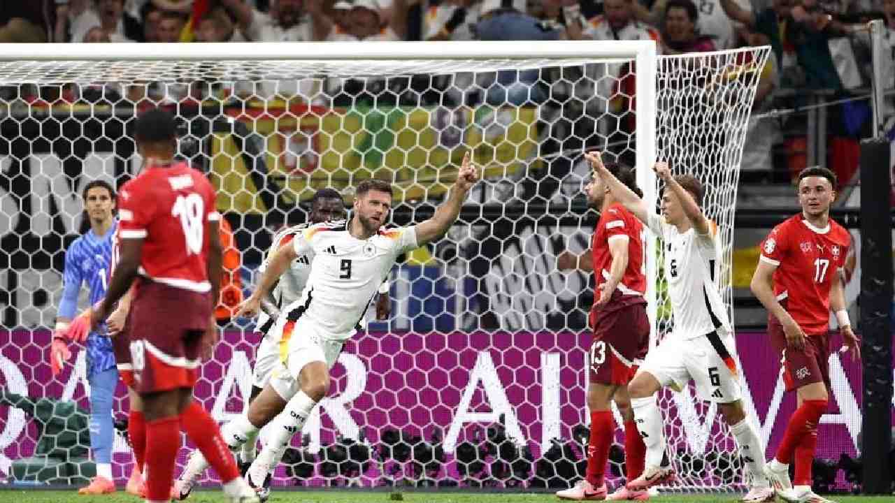 Pemain Jerman, Nicklas Fullkrug (no.9) melakukan selebrasi usai mencetak gol ke gawang Swiss di partai akhir penyisihan Grup A Euro 2024 di Frankfurt Arena, Senin (24/6/2024) dinihari WIB. Foto: Getty Image