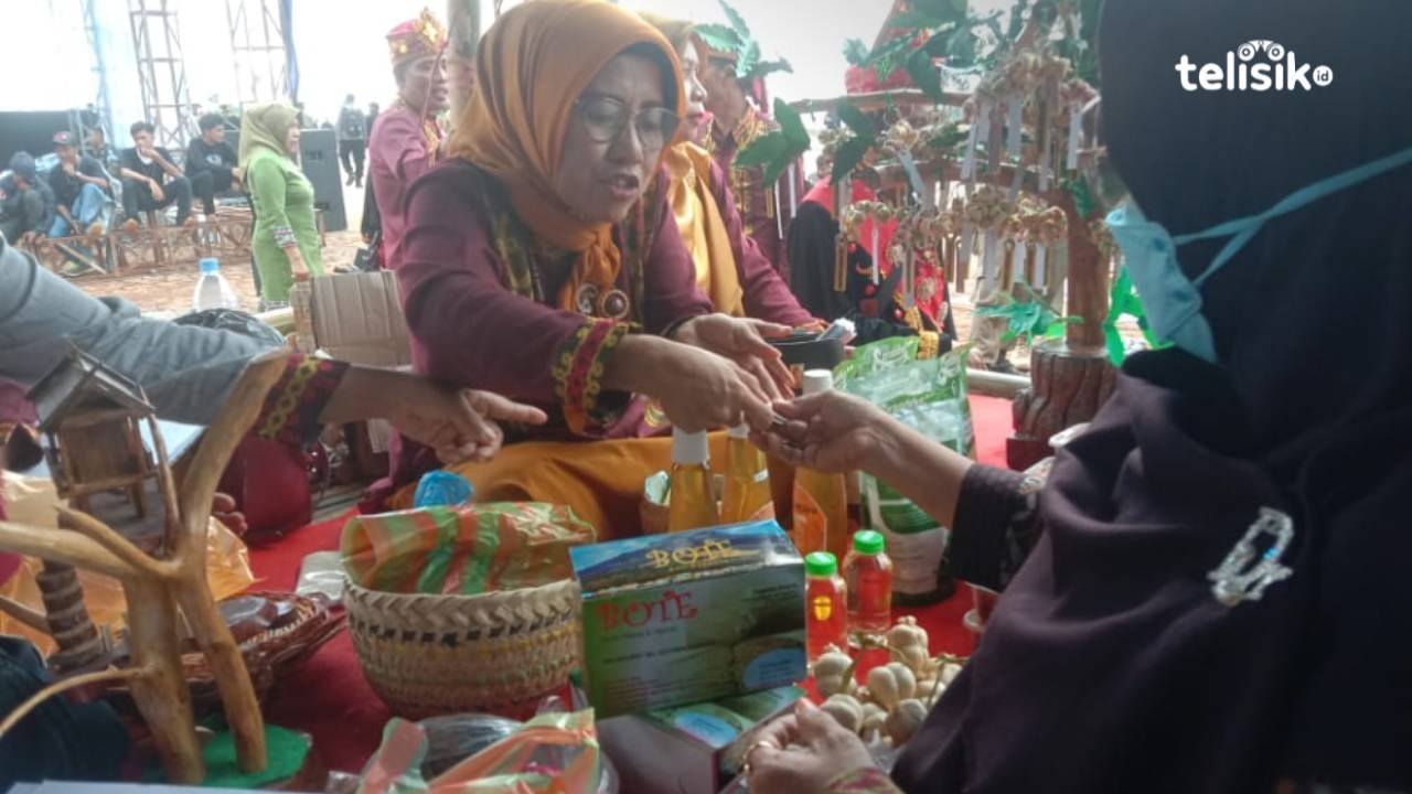 Pengunjung pasar bertransaksi dengan penjual dengan cara barter barang. Foto: Hir Abrianto/Telisik