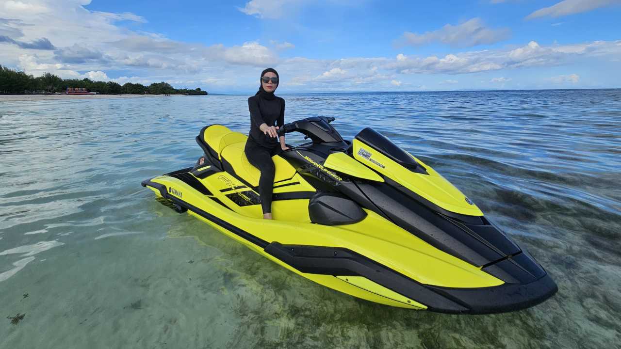 Wahana wisata Jet Ski di Pantai Mutiara Desa Gumanano, Kecamatan Mawasangka, Kabupaten Buton Tengah. Foto: Ist.