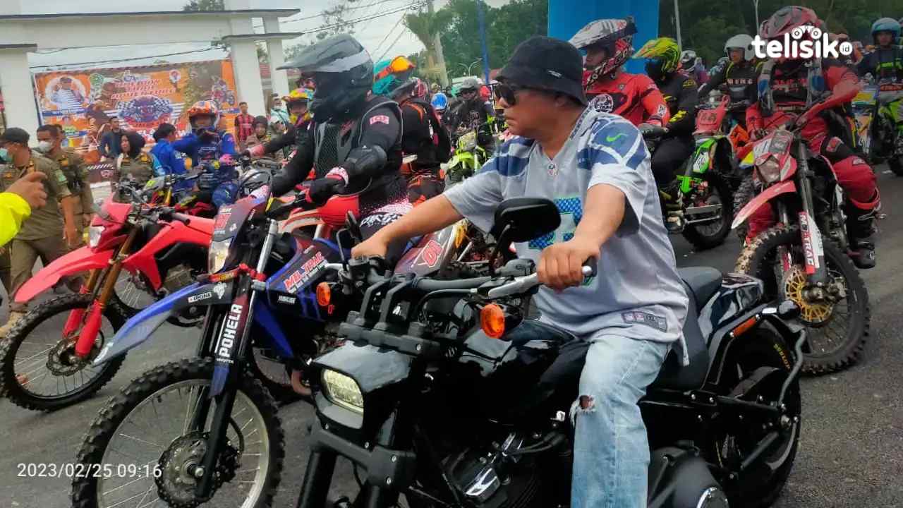 Bupati Konawe Kery Saiful Konggoasa melepas rombongan adventure jelajah alam Konawe dalam rangkaian HUT Konawe ke-63. Foto: Sigit Purnomo/Telisik