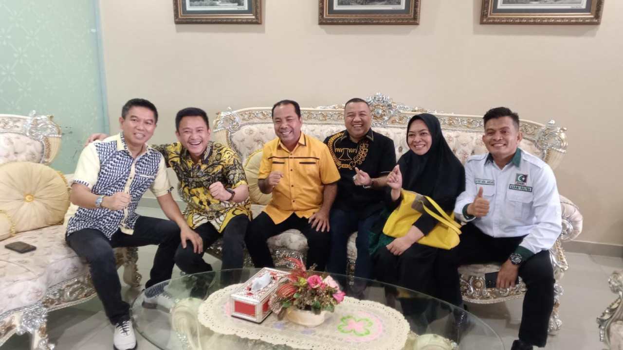 Abdul Muslim, dengan beberapa bakal calon bupati di daerah Sulawesi Tenggara. Foto: Ist.