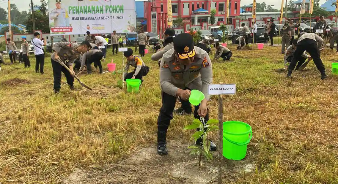 Kapolda Sulawesi Tenggara Irjen Pol Dwi Iriyanto menanam bibit pohon dalam rangka menyambut Hari Bhayangkara ke-78. Foto: Ist.