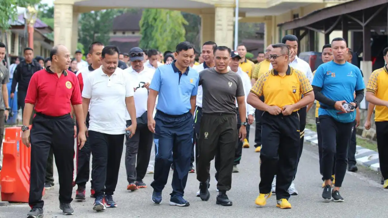 Pj Gubernur Sultra yang diwakili oleh Kadispora, Kajati, Danrem 143 HLO, Kabinda, Kepala BNNP, Danlanal, Danlanud, hingga Kepala BPOM turut hadir dalam kegiatan olahraga bersama. Foto: Ist.