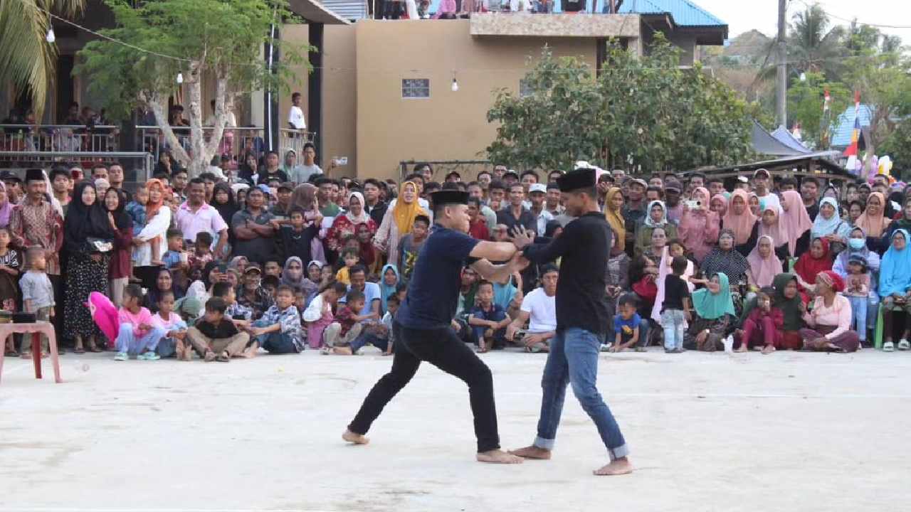 Silat Kampung Manca, merupakan kekayaan budaya Buton Selatan yang terus dilestarikan. Foto: Instagram @kjbburangasi