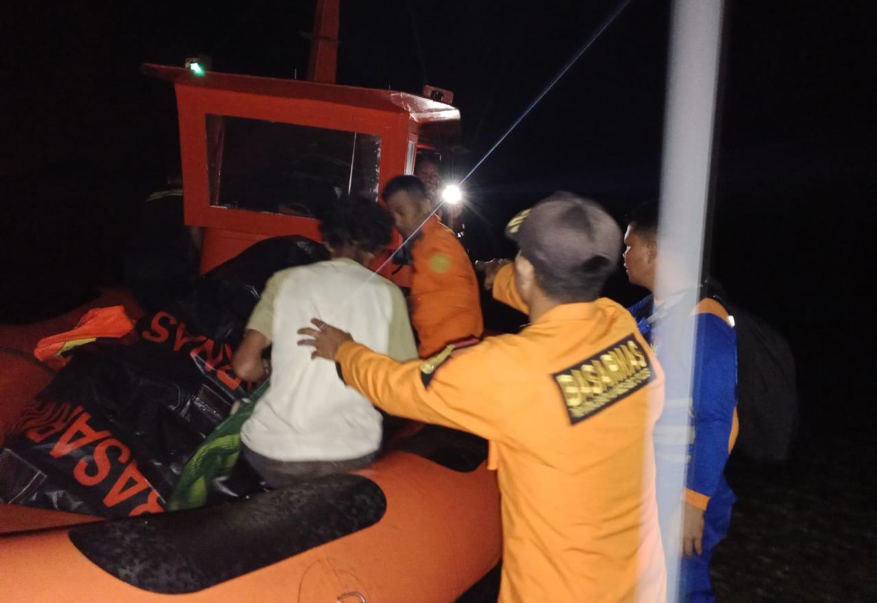 Tim SAR gabungan mengevakuasi korban usai hilang selama sepekan di Pulau Padamarang Kabupaten Kolaka. Foto: Ist.
