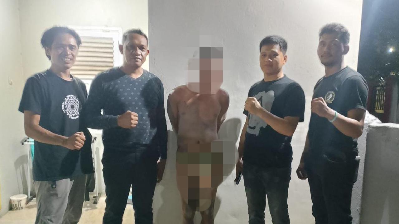 Terduga pelaku ZA, diamakan pihak berwajib dengan mengenakan celana dalam. Foto: Ist.