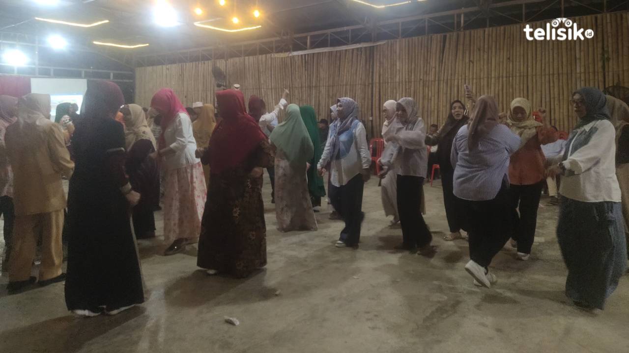 Kerukunan Keluarga Wakatobi saat joget bersama usai pembubaran panitia halal bihalal. Foto: Erni Yanti/Telisik