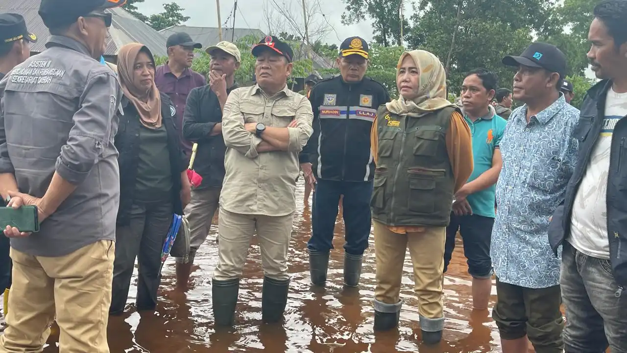 Pj Bupati Konawe lakukan rehabilitasi lahan pasca banjir. Foto: Ist.