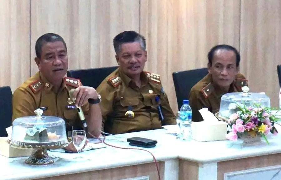 Kepala Dinas Lingkungan Hidup Kota Kendari, Paminuddin, Asisten II Setda Kota Kendari dan Kepala Dinas Perumahan, Kawasan Pemukiman dan Pertanahan Agus Salim. Foto: Facebook Kendarikota