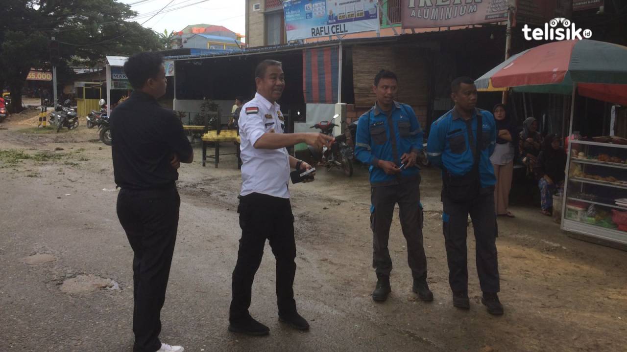 Kadis DLHK Paminuddin, saat mengarahkan stafnya di lapangan. Foto: Bambang Sutrisno/Telisik