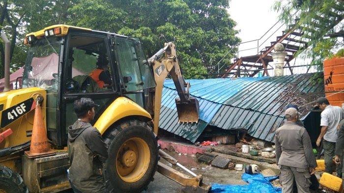 Penertiban trotoar di kawasan eks MTQ oleh Pemerintah Kota Kendari sebagai upaya wujudkan tata Kota Kendari yang lebih baik. Foto: Ist.