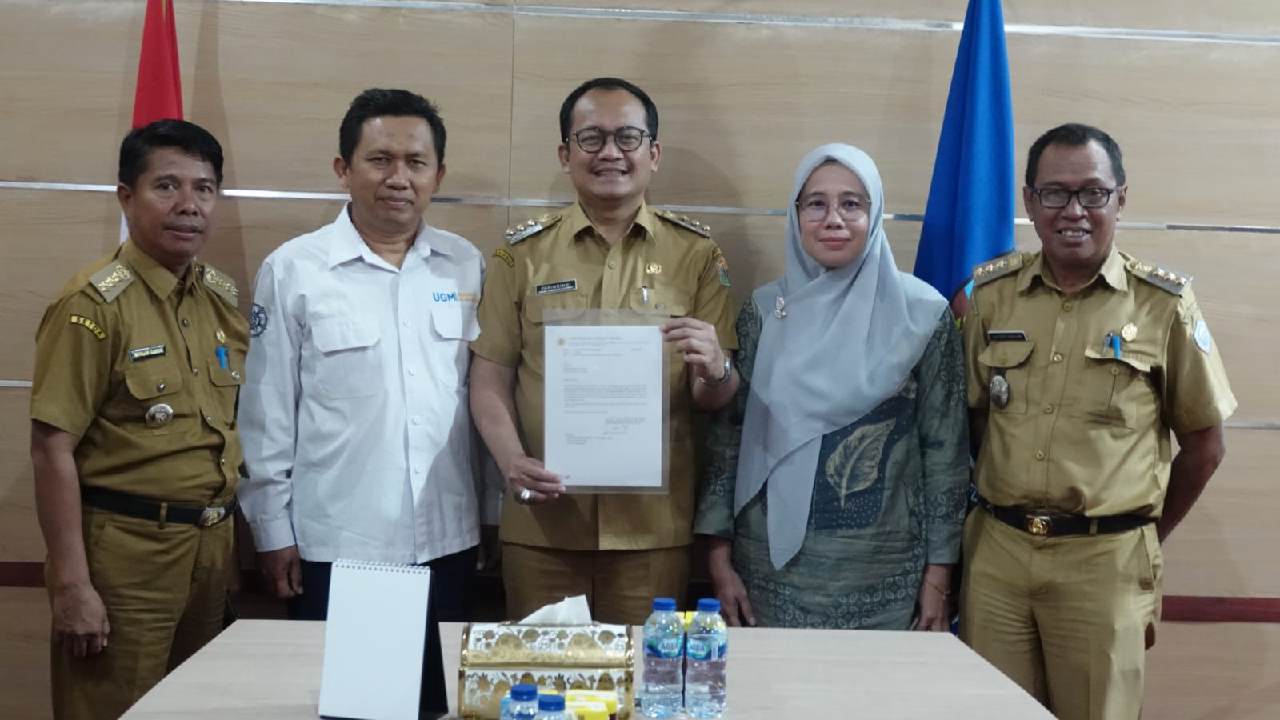 Foto bersama Pj Bupati Buton Selatan Parinringi berserta jajarannya dengan Ketua Departemen Layanan dan Informasi Kesehatan UGM, Nur Rokhman. Foto: Dinas Komunikasi dan Informatika Buton Selatan