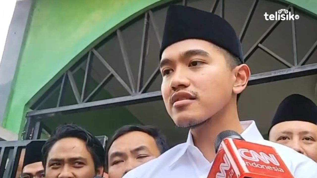 Ketua Umum PSI, Kaesang Pangarep, menjawab pertanyaan wartawan di halaman Masjid At-Taqwa, Menteng, Jakarta Pusat, Jumat (21/4/2024). Foto: Mustaqim/Telisik