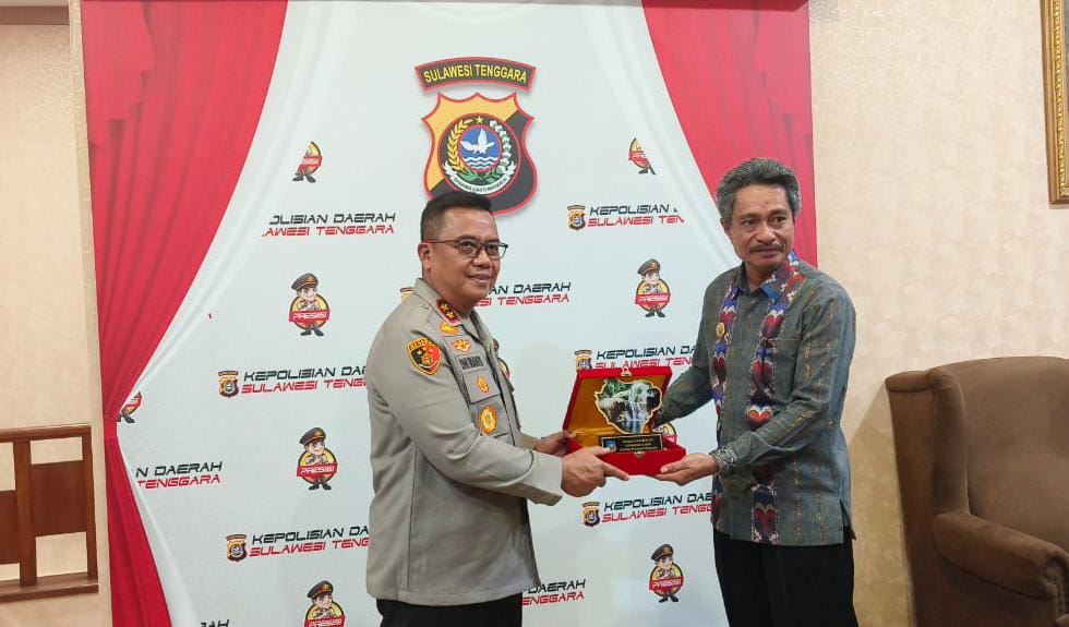 Kapolda Sulawesi Tenggara, Irjen Pol Dwi Irianto (kiri) dengan Bupati Konawe Kepulauan,  Amarullah (kanan). Foto: Ist.