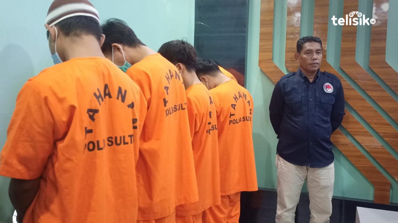 Kelima tersangka saat di aula  Ditresnarkoba Polda Sultra. Foto: Ahmad Jaelani/Telisik