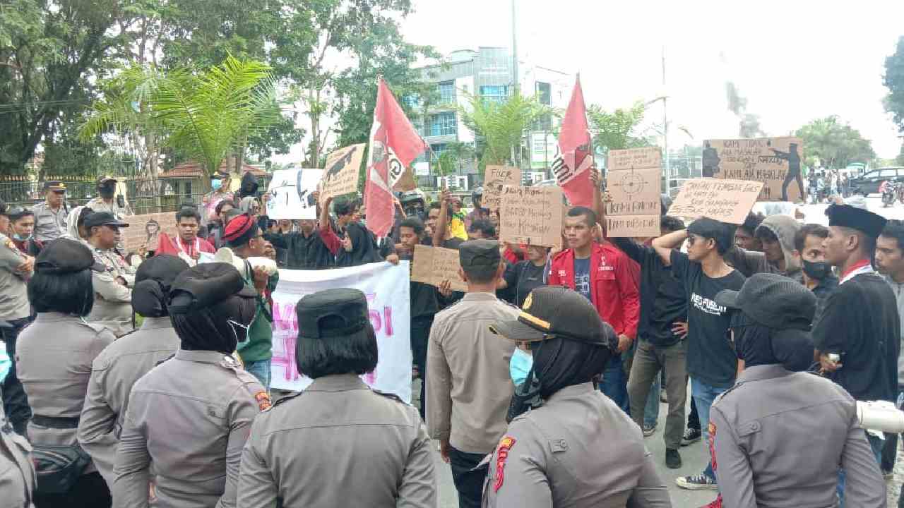 GMNI Kendari saat melakukan aksi unjuk rasa di Polda Sulawesi Tenggara terkait dugaan kriminalisasi dua warga Torobulu. Foto: Ist.