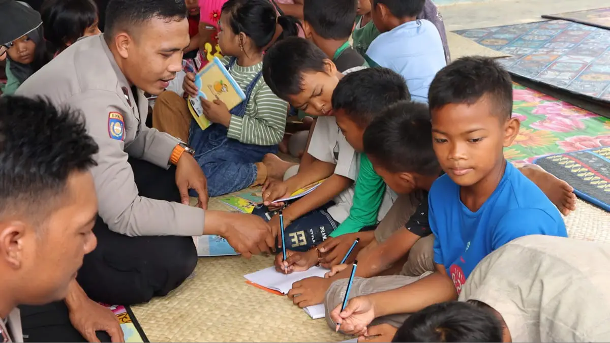 Momen kebersamaan anggota Polri dengan anak-anak daerah terpencil. Foto: Ist.
