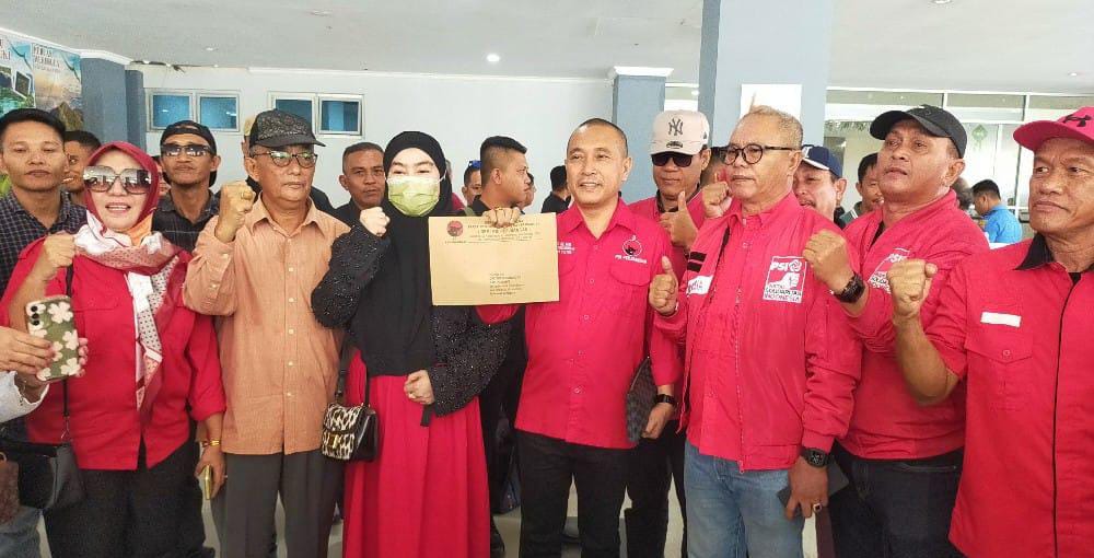 Rusdianto saat menunjukkan surat tugas dari DPP PDIP untuk mencari pasangan dalam Pilkada mendatang. Foto: Ist.