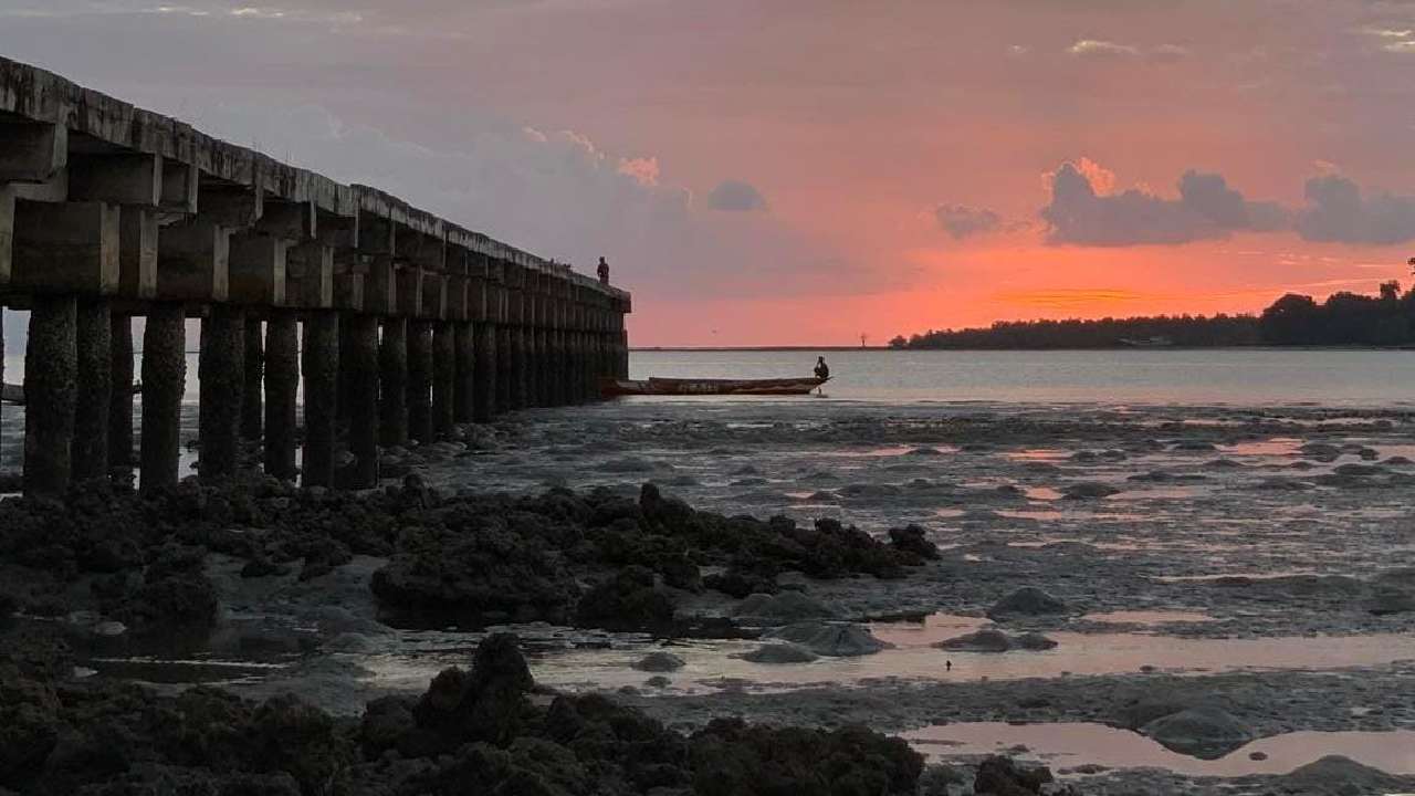 Suasana di Desa Tondasi, Kecamatan Tiworo Utara, Muna Barat saat jelang matahari terbenam. Foto: Ist.