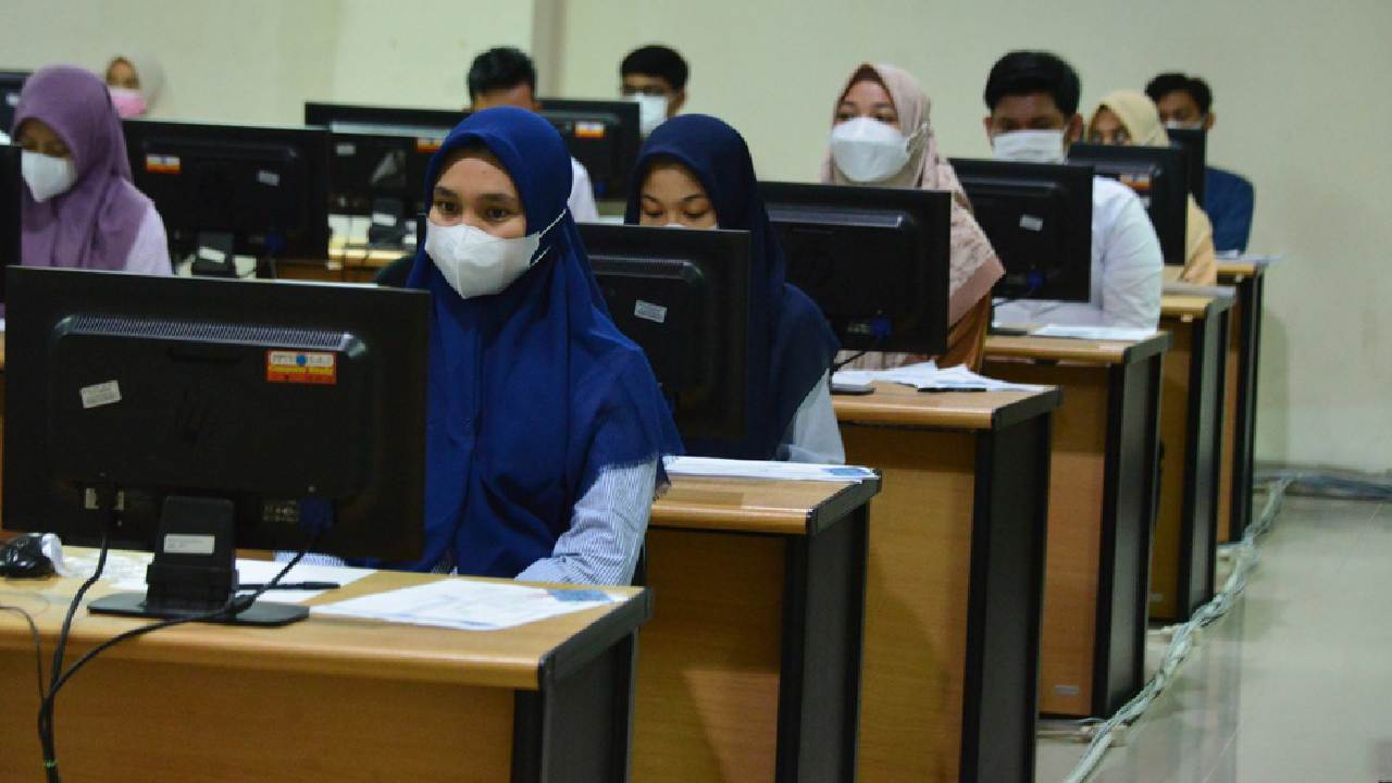 Peserta mengikuti Ujian Tulis Berbasis Komputer (UTBK). Foto: Repro Antaranews.com