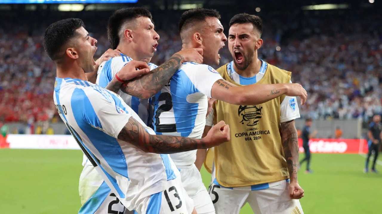 Striker Argentina, Lautaro Martinez, meluapkan kegembiraan usai mecetak gol ke gawang Chili pada penyisihan Grup A Copa America 2024 di Stadion MetLife, New Jersey, AS, Rabu (26/6/2024) pagi WIB. Foto: copaamerica.com