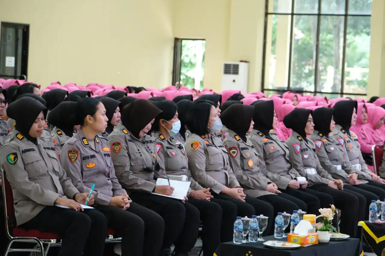 Personel Polwan dan Bhayangkari Sultra saat melakukan pertemuan. Foto: Ist.