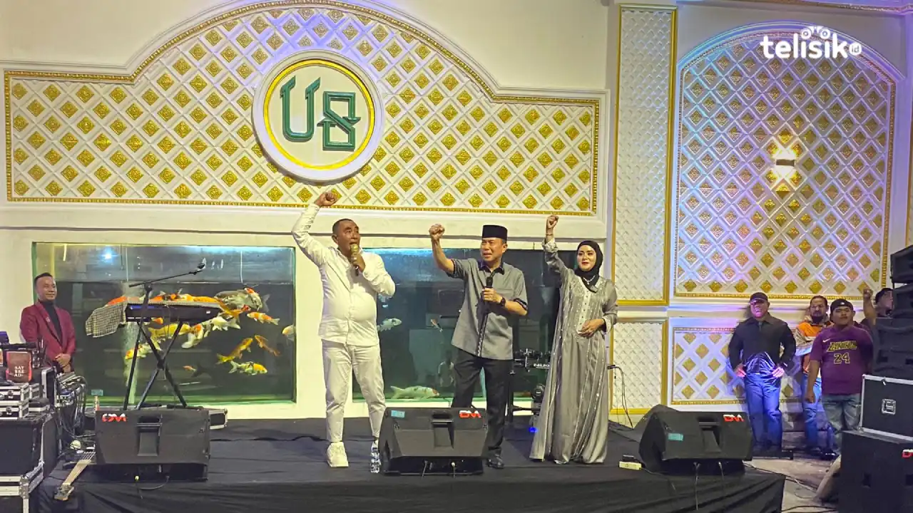 Halal bi halal ASR dan Lia Umar Samiun dengan masyarakat Kota Baubau di kediaman Umar Samiun. Foto: Elfinasari/Telisik