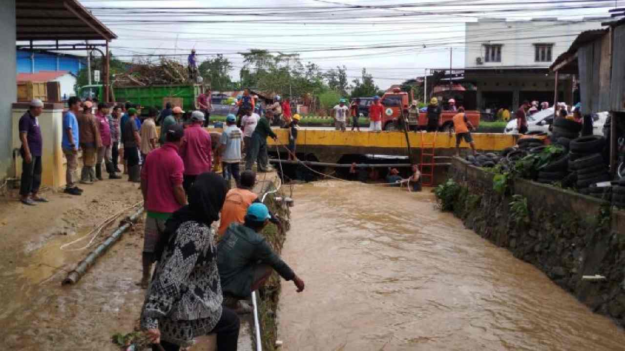 Pemkot serta warga setempat menggelar aksi bersih-bersih di Kali Anduonouhu. Foto: Ist.