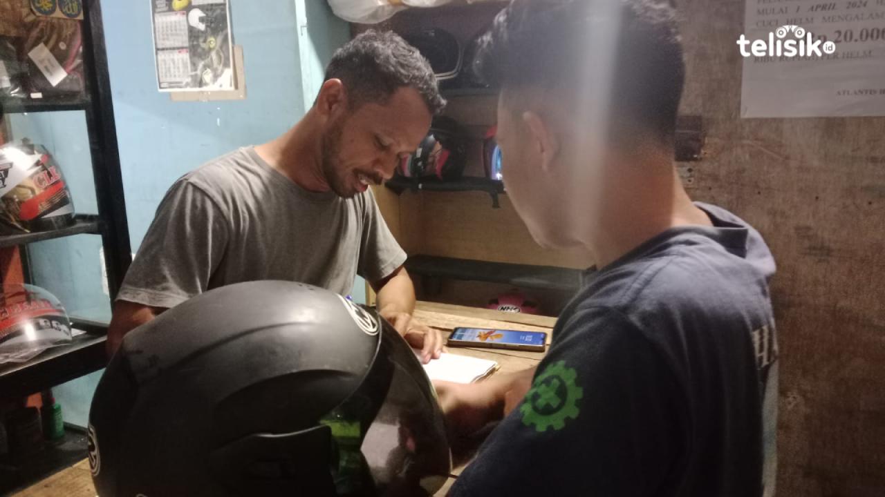 Dinowiadi, pemilik usaha pencucian helm Atlantis saat melayani Customer. Foto: La Ode Manarfa Nafsahu/Telisik