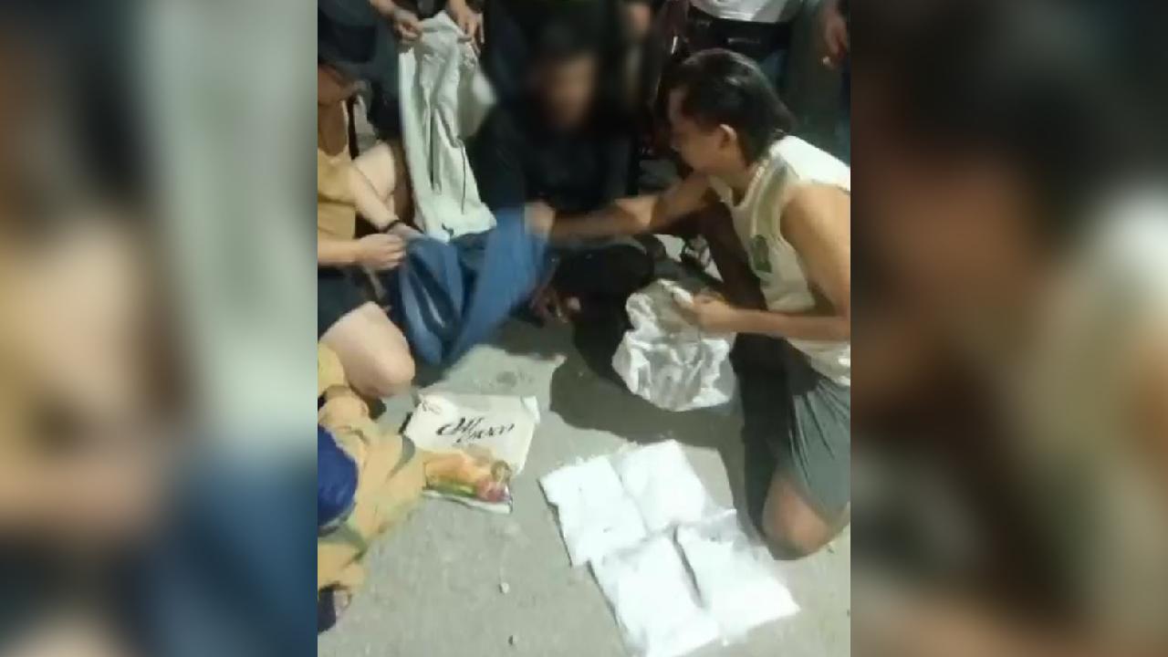 Tampak pelaku mengunakan pakean lengan panjang hitam, saat diamankan oleh anggota Polres Satuan Narkoba Kendari. Foto: Ist.