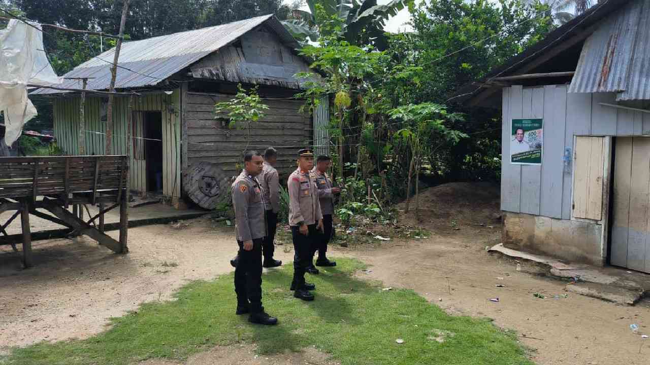 Tim survey bedah rumah Polda Sultra, melakukan pengecekan rumah di Kelurahan Abeli, Kendari. Foto: Ist.
