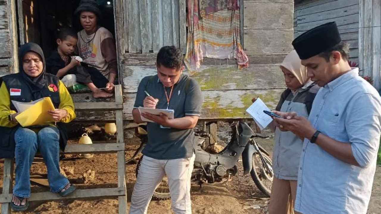 Saat verifikasi faktual bapaslon bupati jalur perseorangan banyak warga mengeluh nama tercatut sebagai pendukung. Foto: Ist