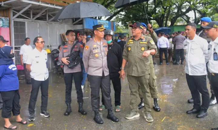 Penjabat Wali Kota Kendari saat meninjau penertiban kawasan RTH di Eks MTQ. Foto: Ist.